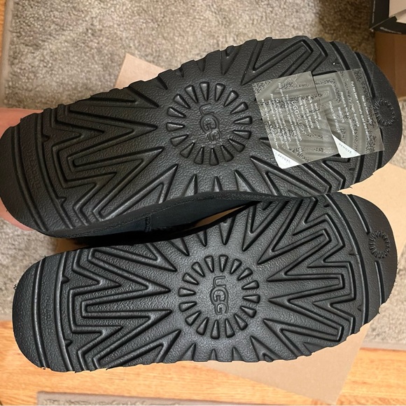 Ugg Mini Bailey Zip Sheepskin-Lined black Suede Boots NEW - Picture 4 of 7